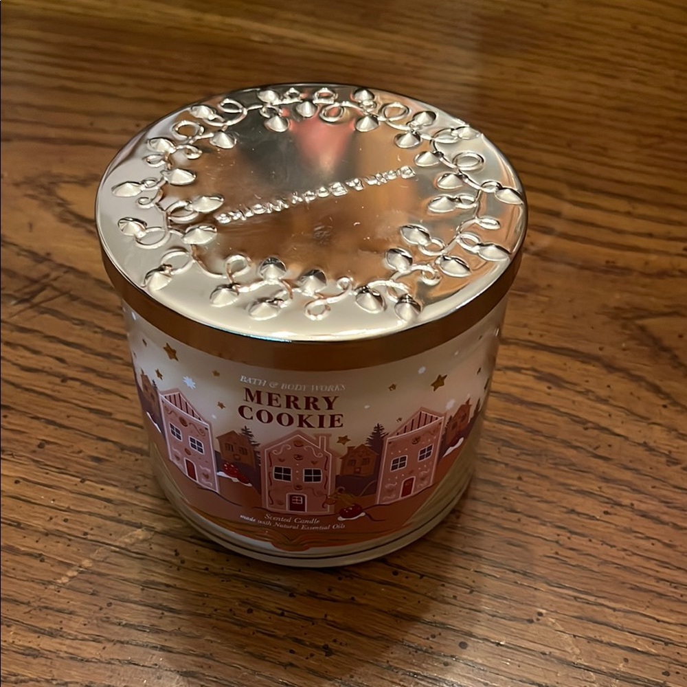 Bath & Body Works Three Wick‎ Merry Cookie Candle with Lid